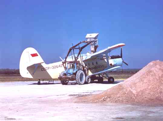 Загрузка удобрений в самолёт Ан-2.