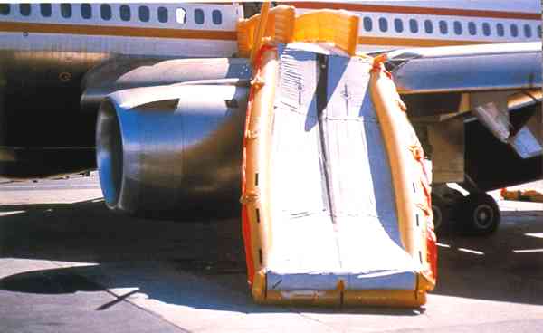 Комбинированный трап-плот, используемый в качестве трапа для эвакуации через надкрыльевой аварийный выход.