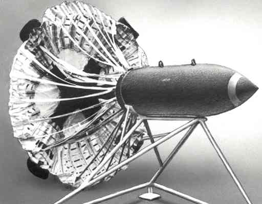 Английская фугасная авиационная бомба калибра 250 кг для сброса с малых высот с раскрывающимся тормозным устройством.