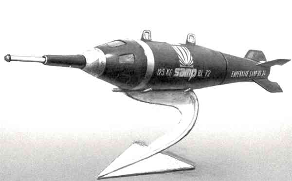 Французская осколочная авиационная бомба калибра 125 кг, снабжённая взрывателем с упреждающим штоком для надземного подрыва.