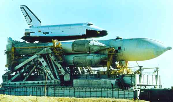 Ракета-носитель «Энергия» и орбитальный корабль «Буран» на транспортно-установочном агрегате.