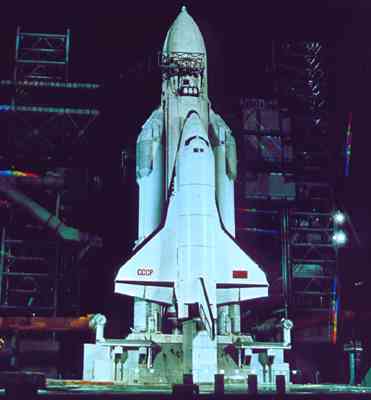Ракета-носитель «Энергия» и орбитальный корабль «Буран» на стартовом комплексе.