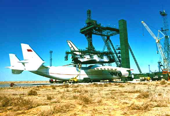 Погрузка орбитального корабля «Буран» на самолёт Ан-225 «Мрия» на космодроме Байконур.