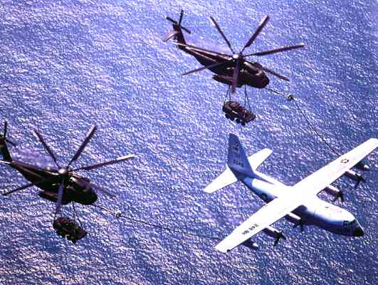 Заправка вертолётов Сикорский CH-53E самолётом-заправщиком Локхид KC-130R по схеме «шланг-конус».