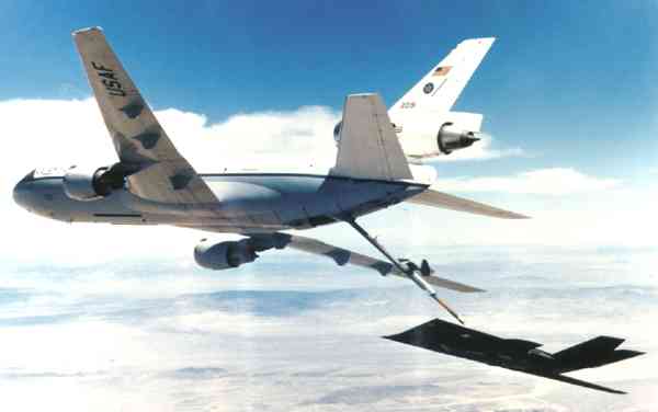 Заправка самолёта Локхид F-117A самолётом-заправщиком Макдоннел-Дуглас KC-10A по схеме «телескопическая штанга».