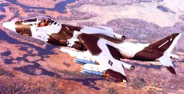Истребитель-бомбардировщик AV-8B «Харриер» II.