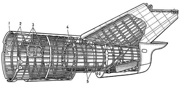 Конструкция хвостовой части полумонококового фюзеляжа:1 — стыковой шпангоут;2 — стрингеры;3 — типовые шпангоуты;4 — обшивка;5 — полушпангоуты.