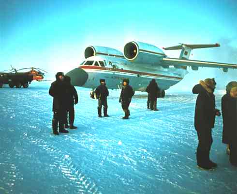 Самолёт на дрейфующей станции «Северный полюс-28».