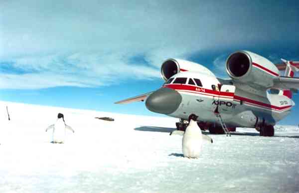 Самолёт Ан-74 в Антарктиде.