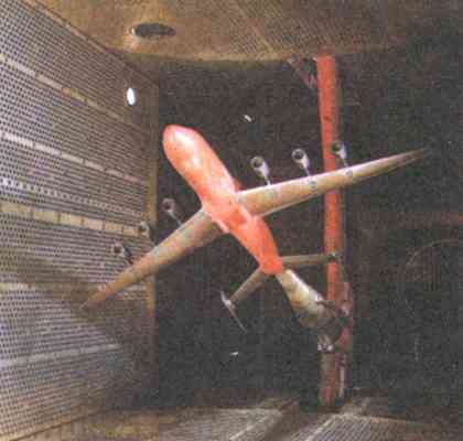 Испытания модели самолёта в аэродинамической трубе Т‑128.