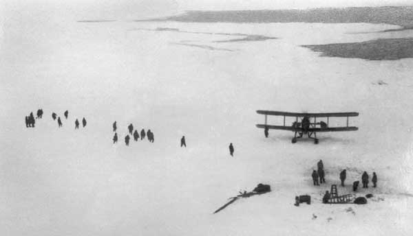 Самолёт Р‑5 в лагере челюскинцев.