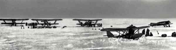 На аэродроме в Ванкареме;слева направо самолёты М. В. Водопьянова, В. С. Молокова, Н. П. Каманина и И. В. Доронина;на переднем плане самолёт-амфибия М. С. Бабушкина.